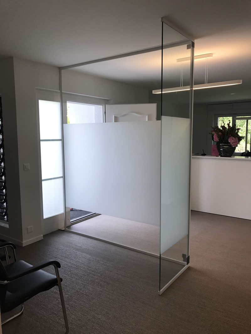 Séparation en verre gravé